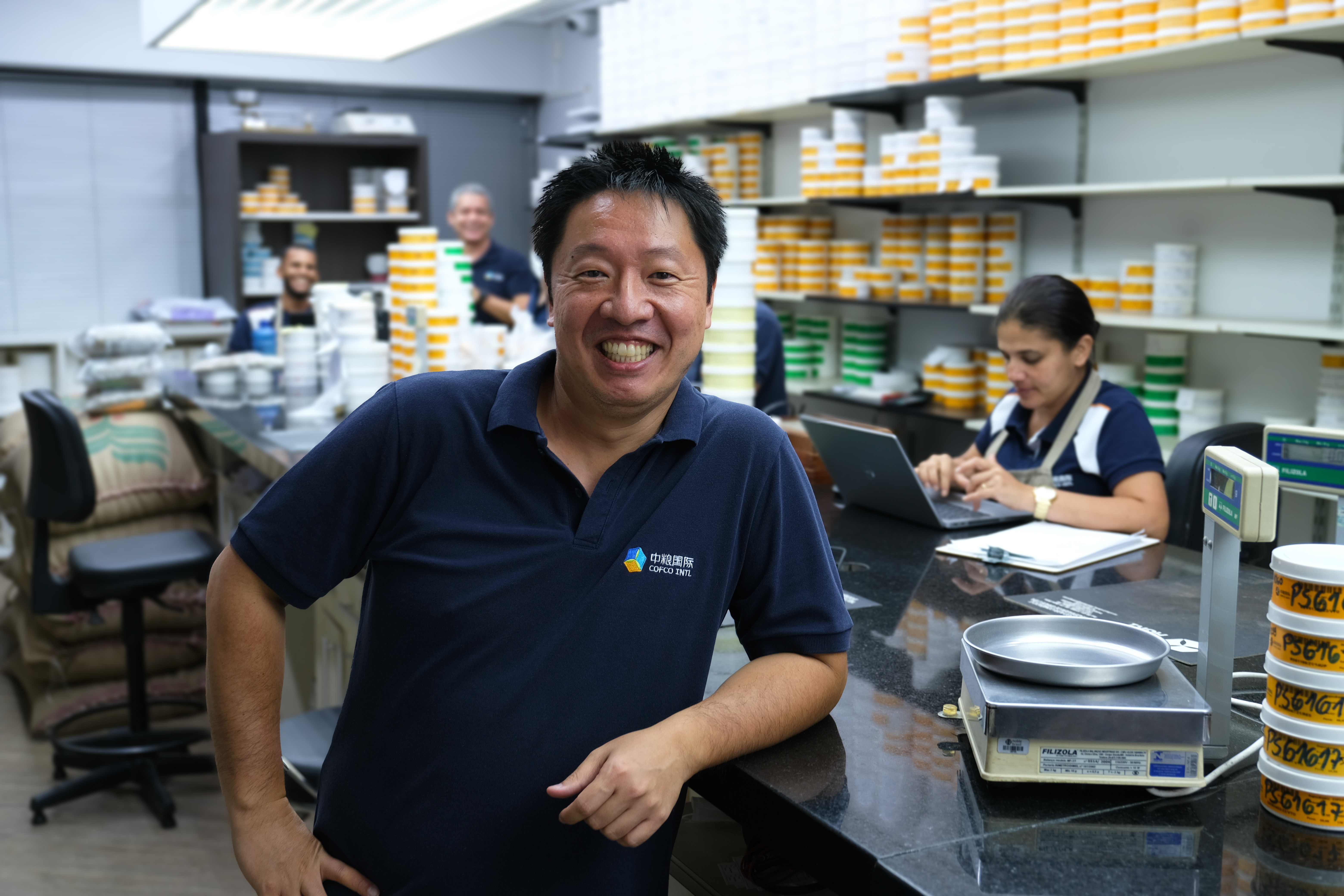 A equipe de Chen origina café das principais áreas de cultivo no Brasil, abrangendo compra, venda, hedge, verificação de pagamentos e entrega dentro do prazo. Eles vendem principalmente para torrefadores e tradings nos EUA e na Europa.