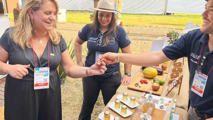 Silvia Massruhá, Presidente da Embrapa, prova mel de abelhas-sem-ferrão em ação do Projeto Kombee, parceira do Projeto Polinizar da COFCO International